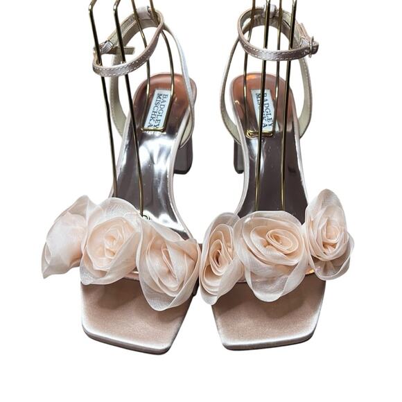 Badgley Mishka Carli Rosette Block Heels Rose  Detail Blush Nude NEW 8.5 - Picture 3 of 8